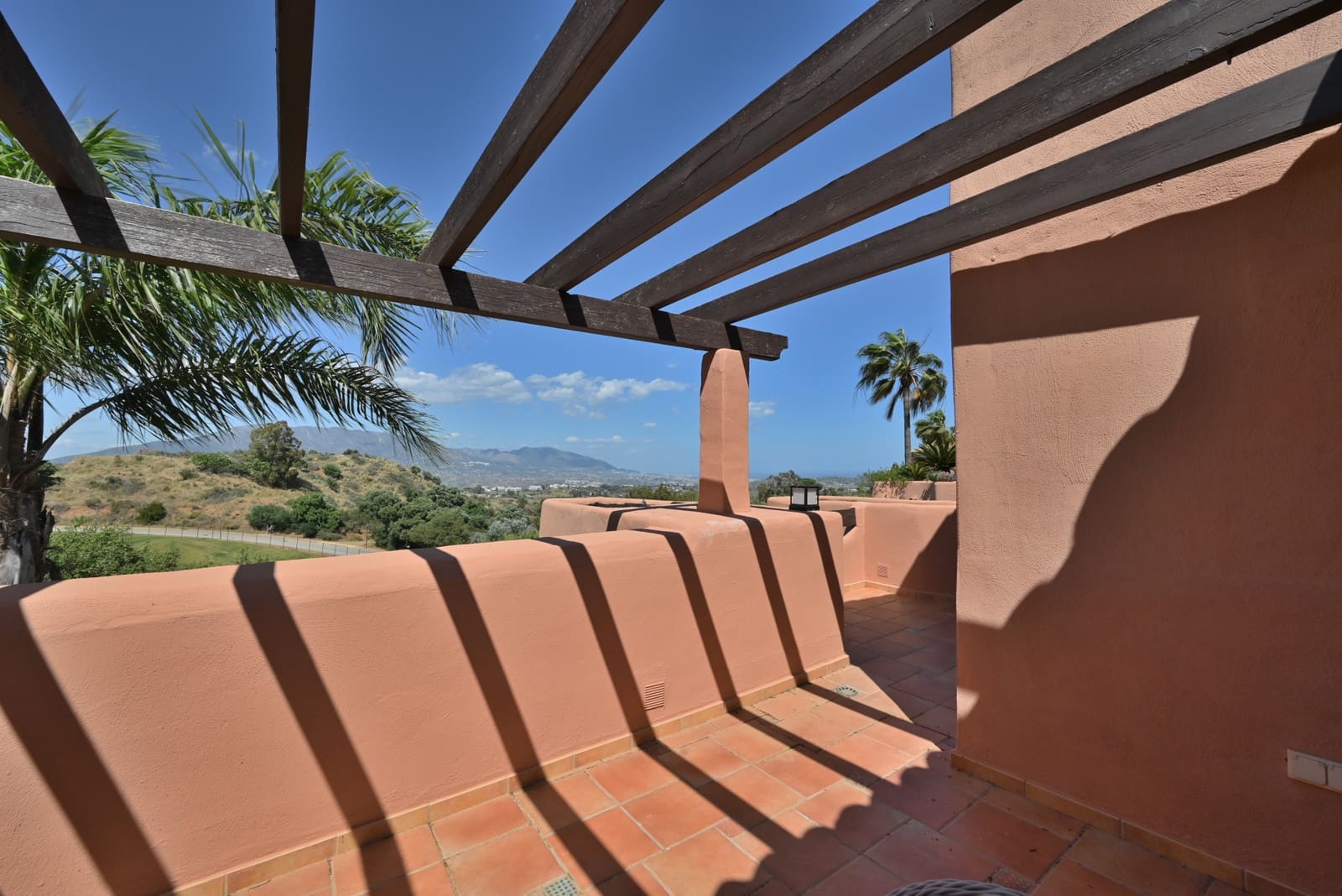 Ático de 2 habitaciones en Marbella en venta con piscina garaje - 365.000 € (Ref: 9850784)