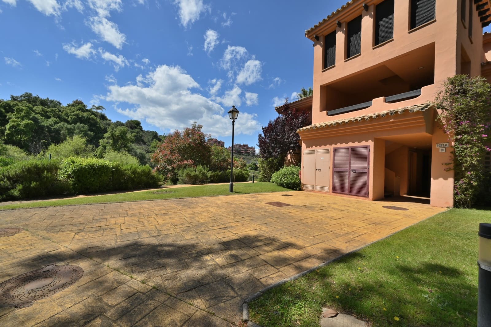 Ático de 2 habitaciones en Marbella en venta con piscina garaje - 365.000 € (Ref: 9850784)
