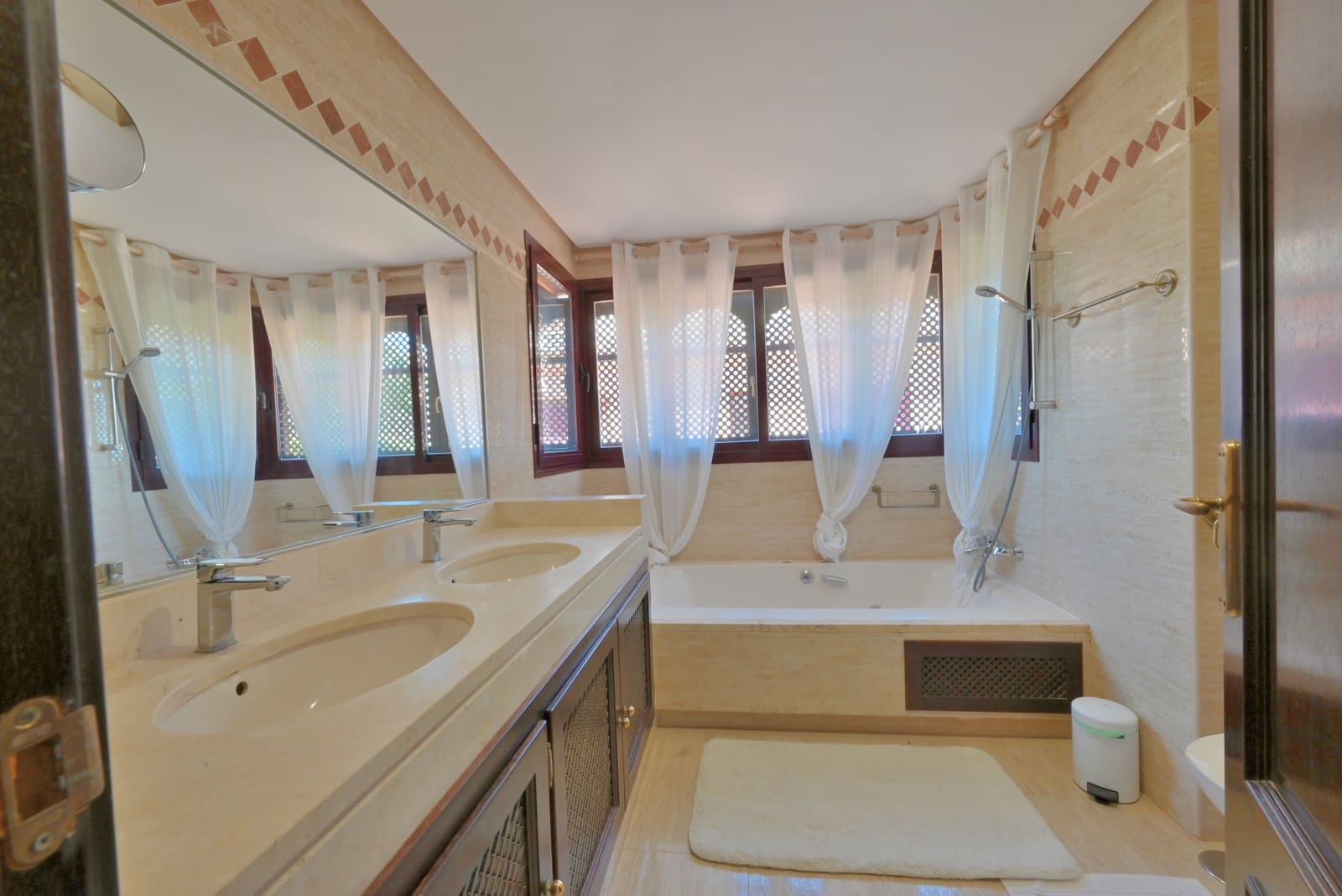 Ático de 2 habitaciones en Marbella en venta con piscina garaje - 365.000 € (Ref: 9850784)