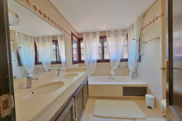 2 slaapkamer Penthouse te koop in Marbella met zwembad garage - € 365.000 (Ref: 9850784)
