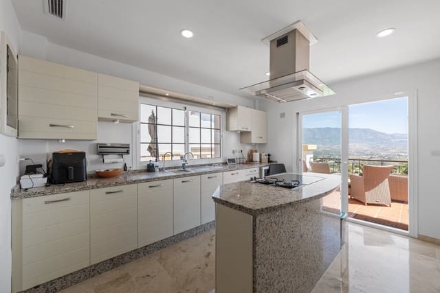 5 Zimmer Villa zu verkaufen in Mijas Costa, Mijas mit Pool Garage - 1.450.000 € (Ref: 9858975)