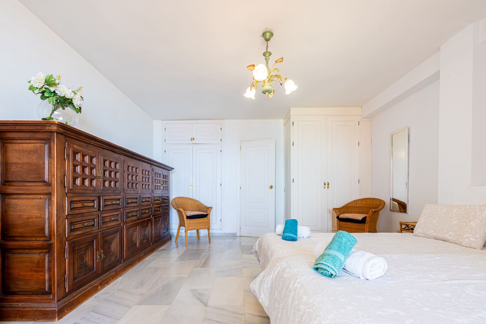2 bedroom Apartment for sale in Calahonda with pool garage - € 575,000 (Ref: 9858977)