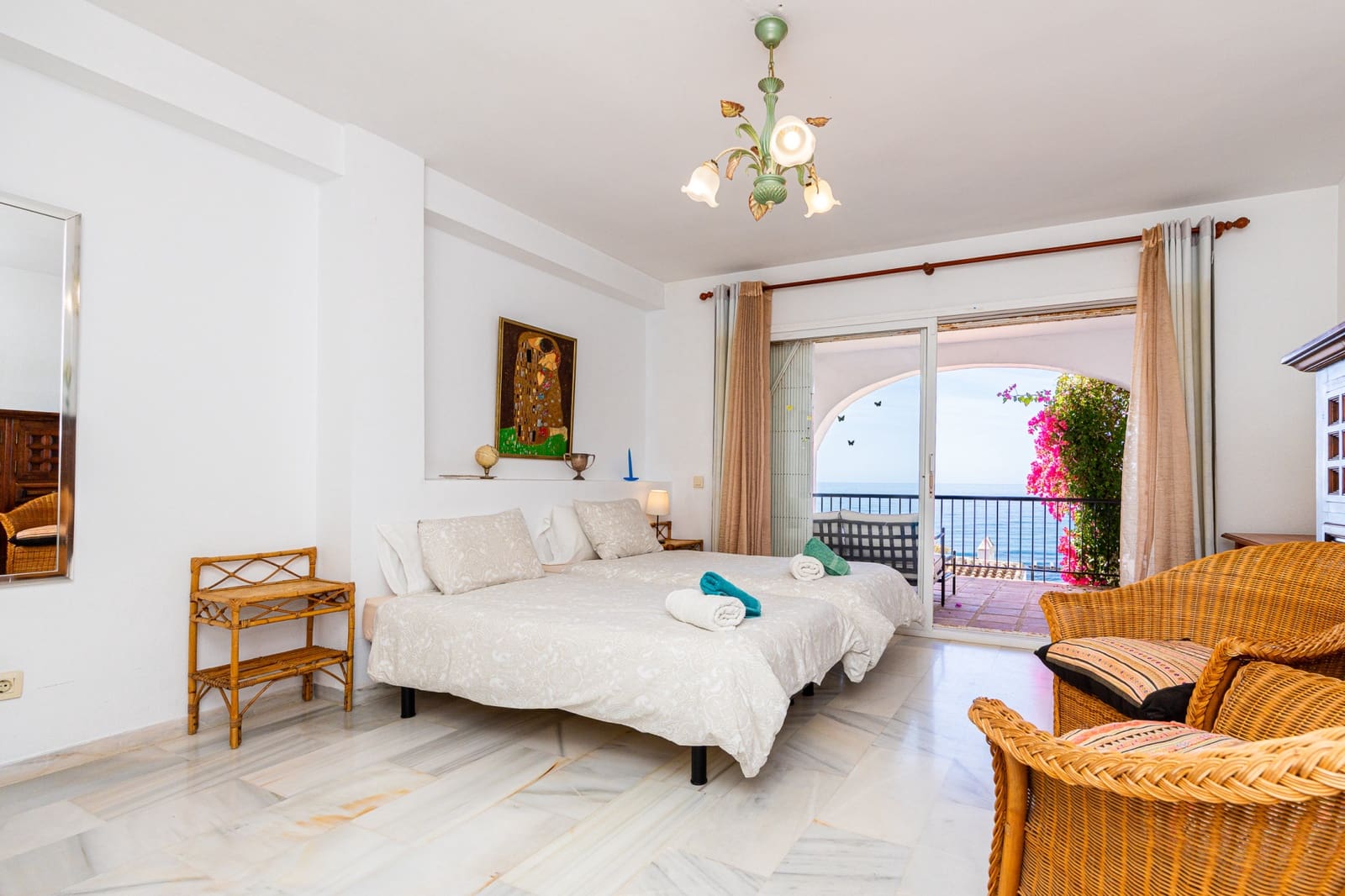 2 bedroom Apartment for sale in Calahonda with pool garage - € 575,000 (Ref: 9858977)