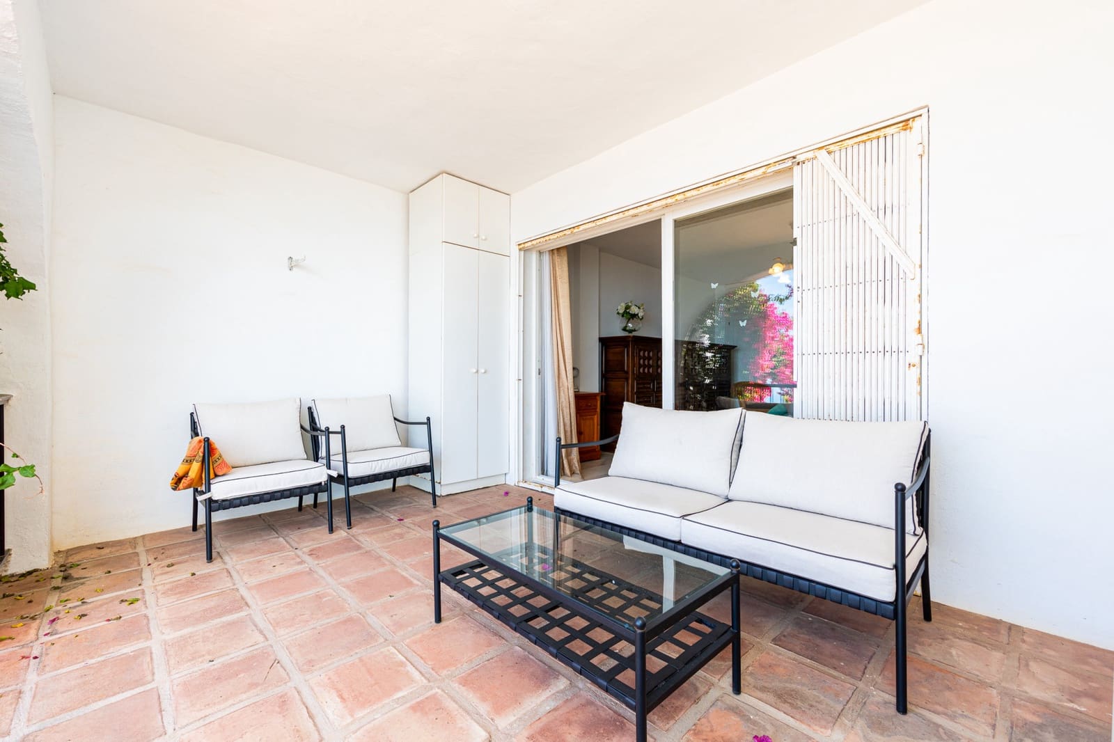 2 bedroom Apartment for sale in Calahonda with pool garage - € 575,000 (Ref: 9858977)