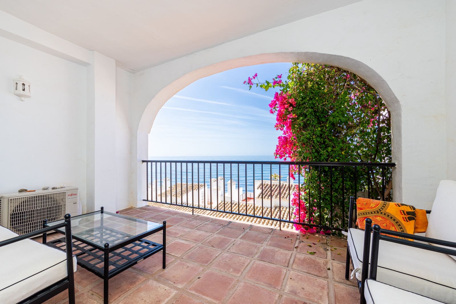 2 bedroom Apartment for sale in Calahonda with pool garage - € 575,000 (Ref: 9858977)