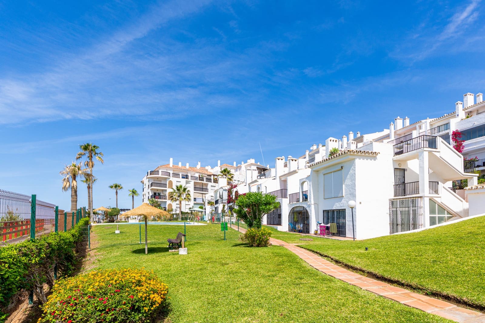 2 bedroom Apartment for sale in Calahonda with pool garage - € 575,000 (Ref: 9858977)