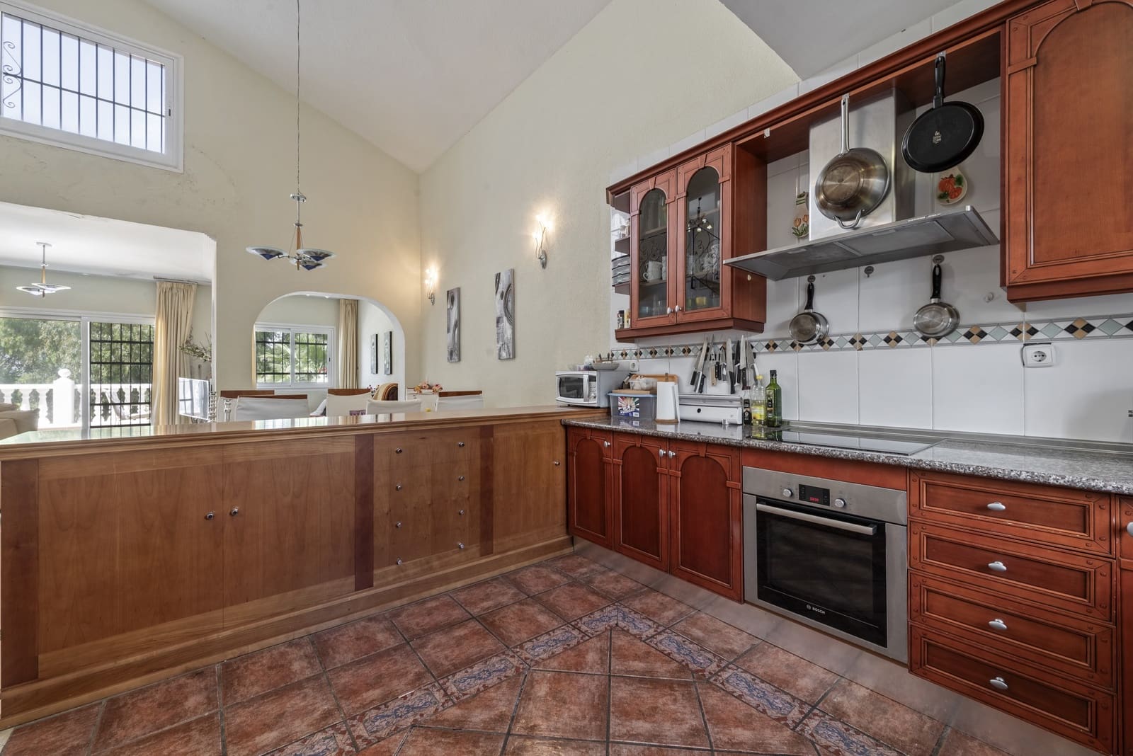 4 sypialnia Dom na sprzedaż w Calahonda z basenem garażem - 525 000 € (Ref: 9858978)