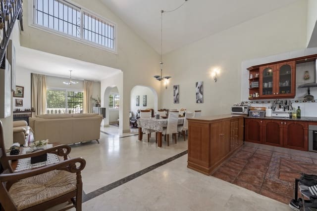 4 sypialnia Dom na sprzedaż w Calahonda, Mijas z basenem garażem - 525 000 € (Ref: 9858978)