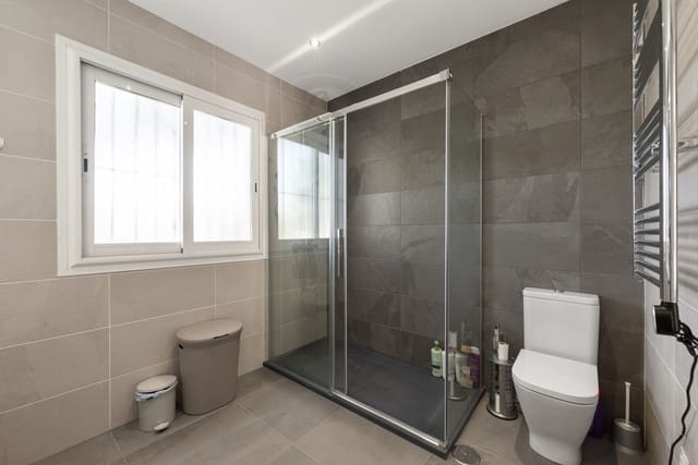 4 sypialnia Dom na sprzedaż w Calahonda, Mijas z basenem garażem - 525 000 € (Ref: 9858978)