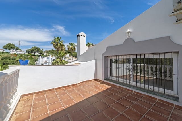 4 sypialnia Dom na sprzedaż w Calahonda, Mijas z basenem garażem - 525 000 € (Ref: 9858978)