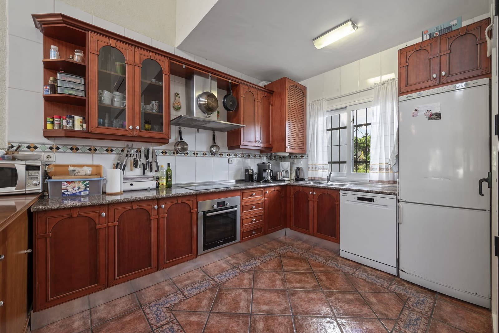 4 sypialnia Dom na sprzedaż w Calahonda z basenem garażem - 525 000 € (Ref: 9858978)