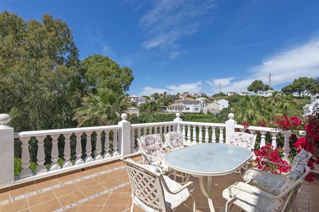 4 sypialnia Dom na sprzedaż w Calahonda, Mijas z basenem garażem - 525 000 € (Ref: 9858978)