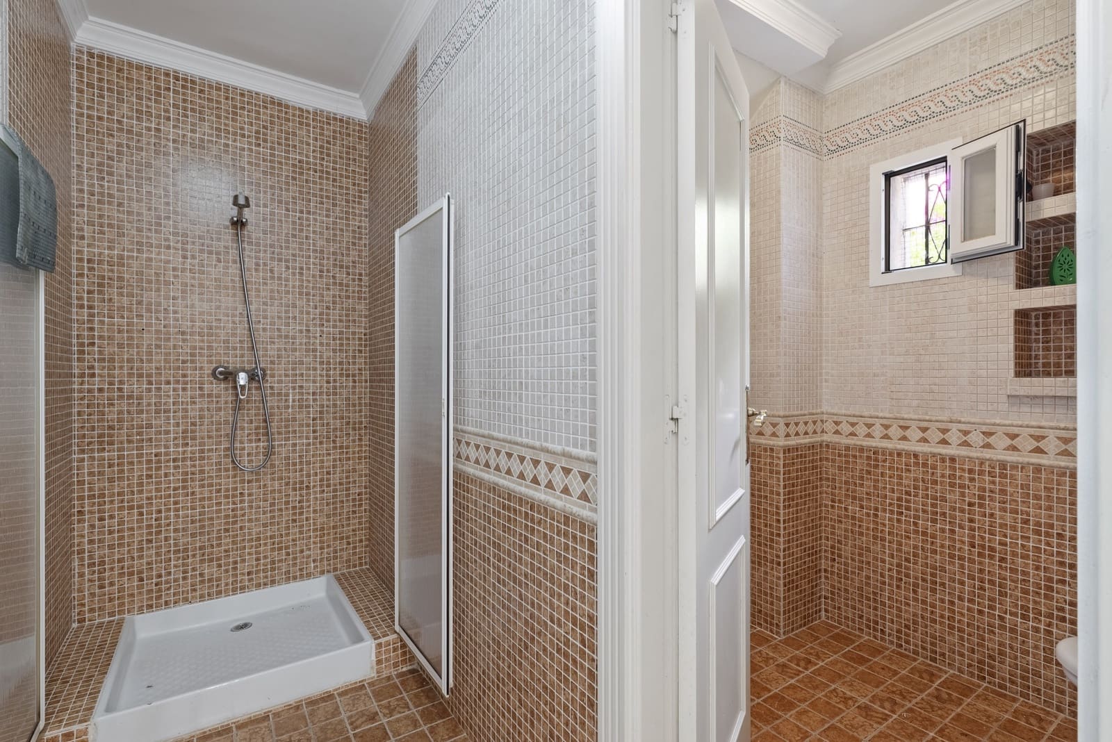 4 sypialnia Dom na sprzedaż w Calahonda z basenem garażem - 525 000 € (Ref: 9858978)