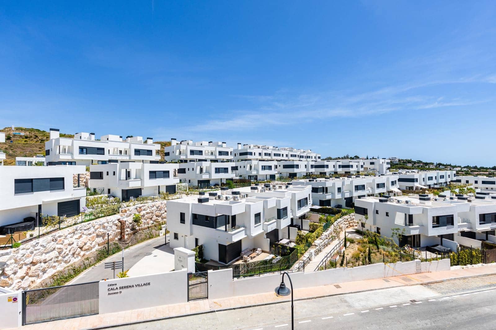 4 makuuhuone Omakotitalo myytävänä paikassa La Cala de Mijas mukana uima-altaan 
autotalli - 850 000 € (Ref: 9868061)