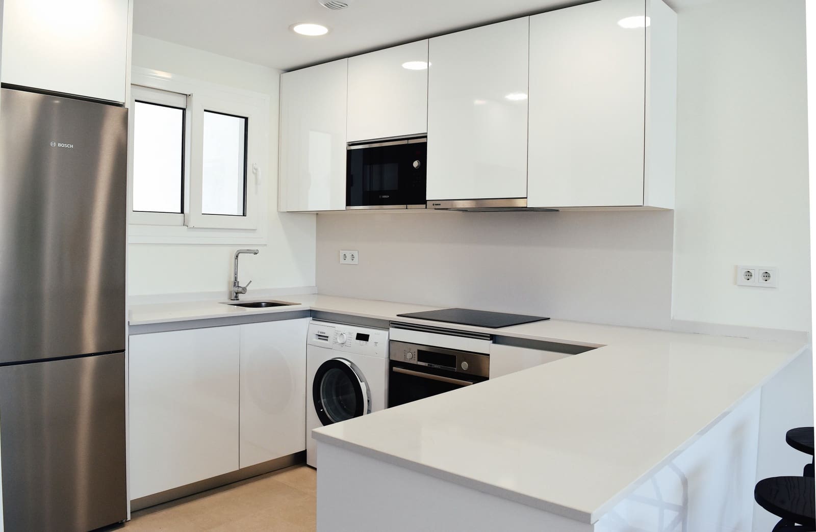 4 makuuhuone Omakotitalo myytävänä paikassa La Cala de Mijas mukana uima-altaan 
autotalli - 850 000 € (Ref: 9868061)
