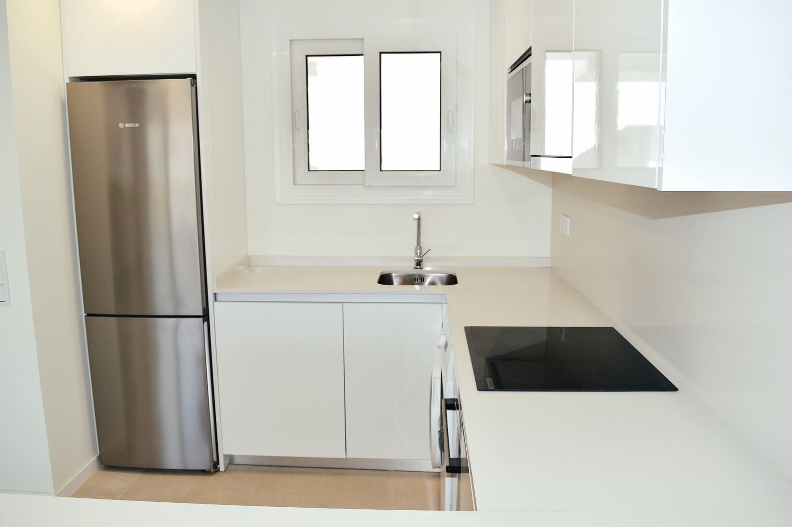 4 makuuhuone Omakotitalo myytävänä paikassa La Cala de Mijas mukana uima-altaan 
autotalli - 850 000 € (Ref: 9868061)