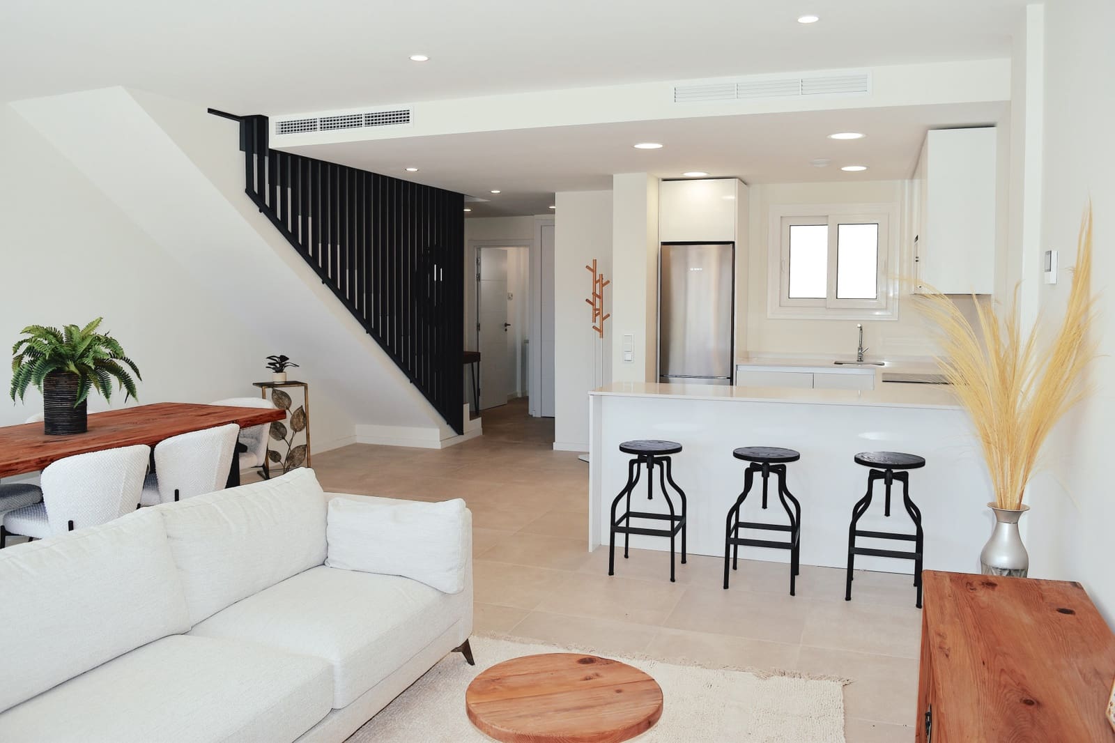 4 makuuhuone Omakotitalo myytävänä paikassa La Cala de Mijas mukana uima-altaan 
autotalli - 850 000 € (Ref: 9868061)