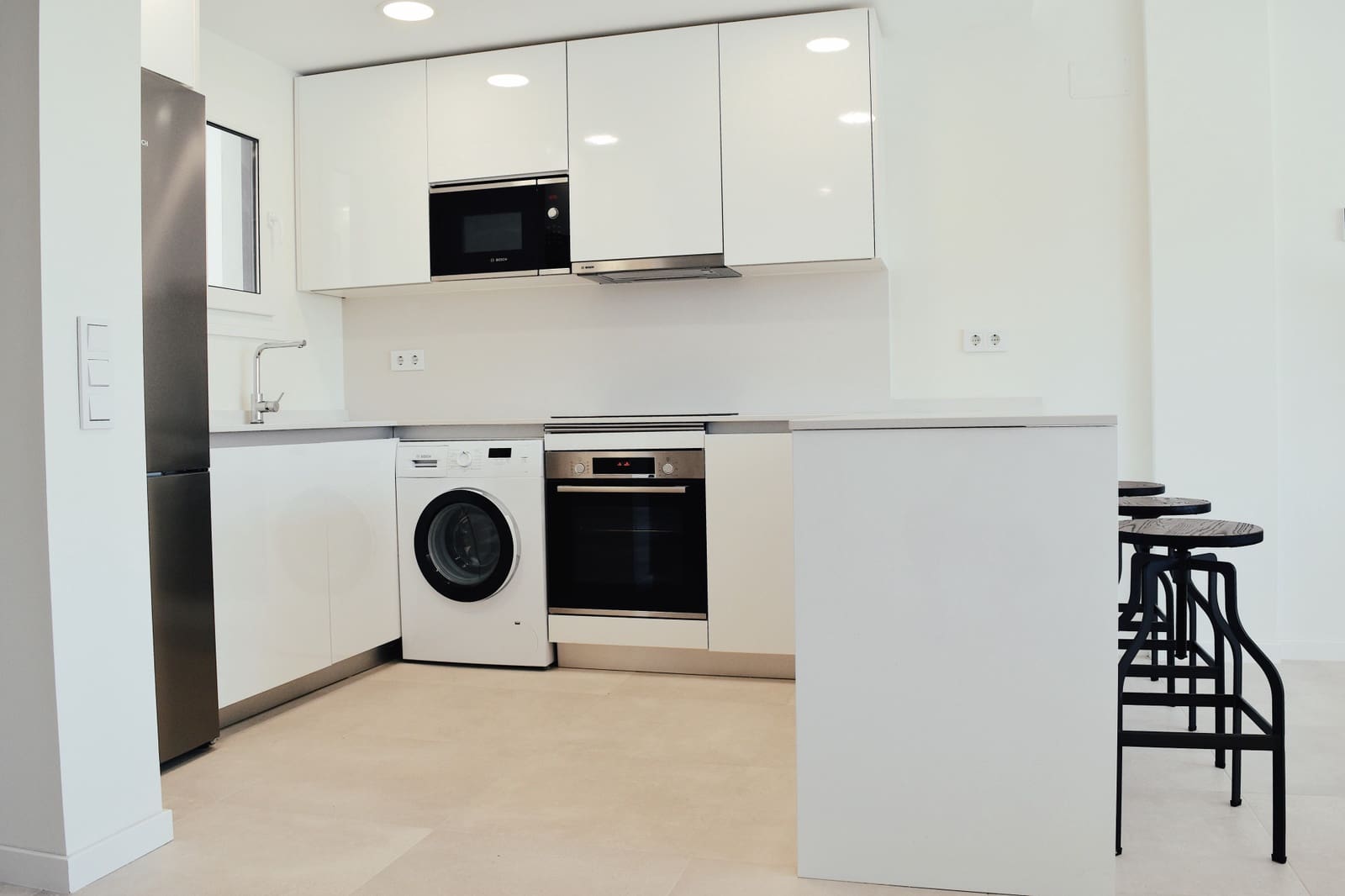 4 makuuhuone Omakotitalo myytävänä paikassa La Cala de Mijas mukana uima-altaan 
autotalli - 850 000 € (Ref: 9868061)