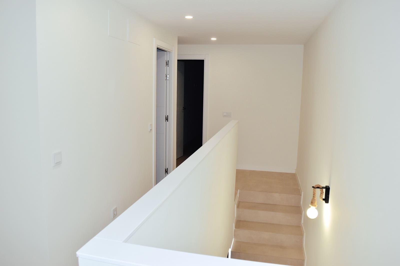 4 makuuhuone Omakotitalo myytävänä paikassa La Cala de Mijas mukana uima-altaan 
autotalli - 850 000 € (Ref: 9868061)