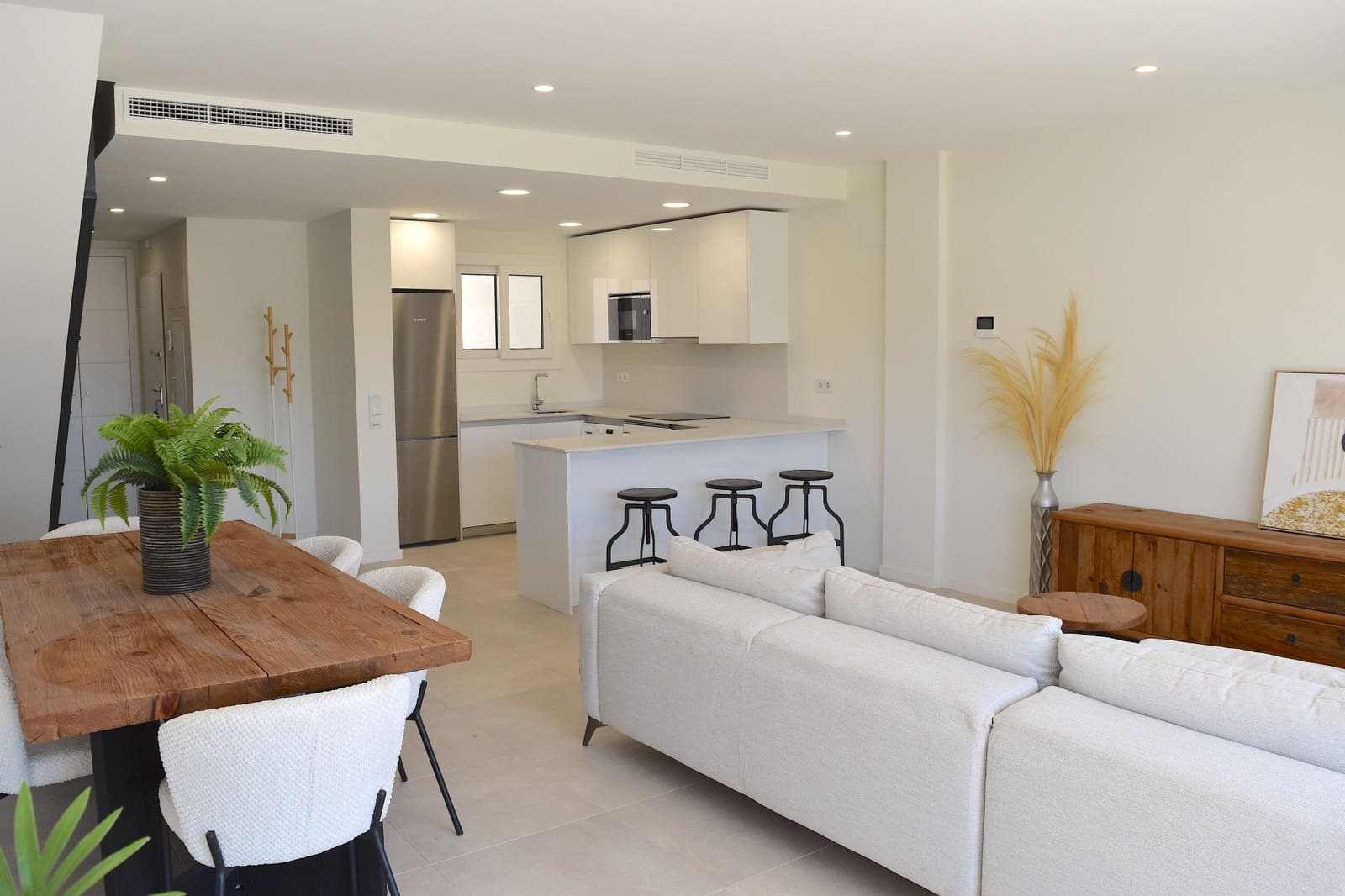 4 makuuhuone Omakotitalo myytävänä paikassa La Cala de Mijas mukana uima-altaan 
autotalli - 850 000 € (Ref: 9868061)
