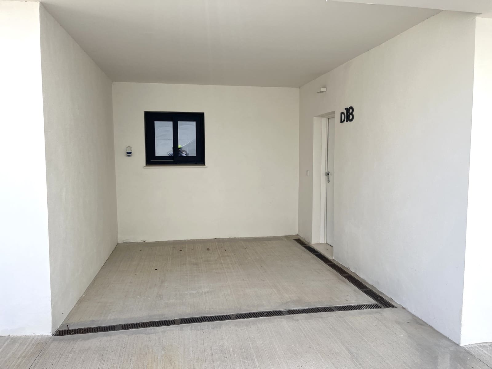 4 makuuhuone Omakotitalo myytävänä paikassa La Cala de Mijas mukana uima-altaan 
autotalli - 850 000 € (Ref: 9868061)