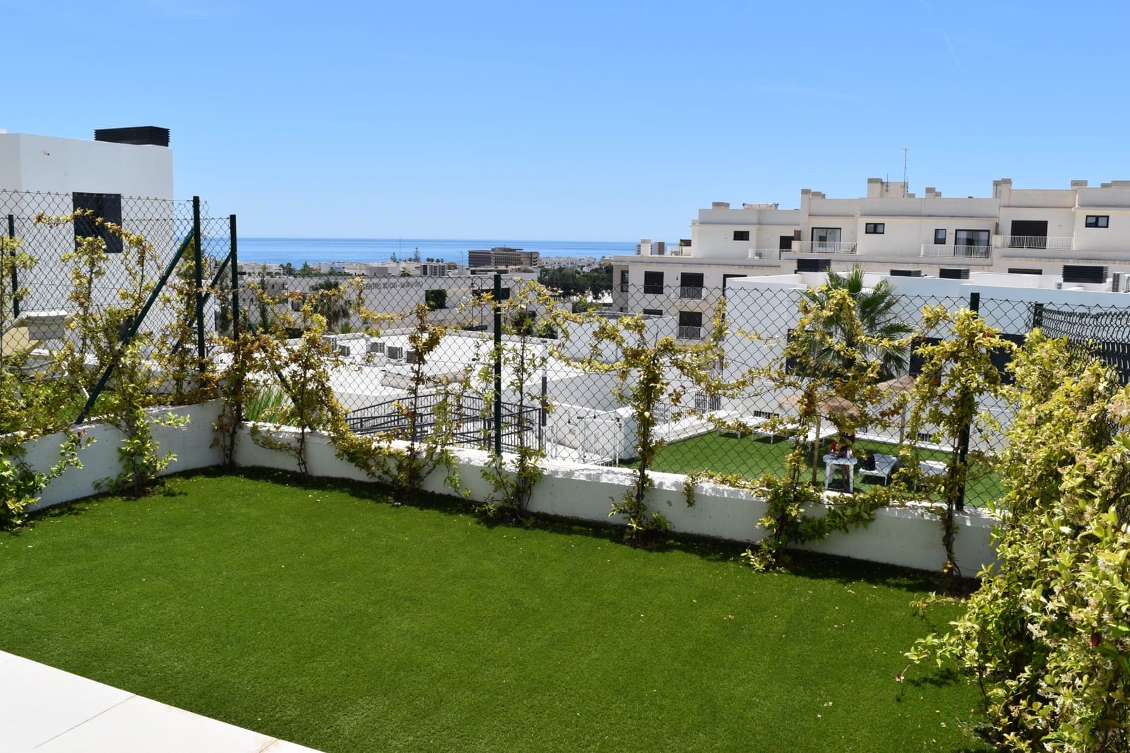 4 makuuhuone Omakotitalo myytävänä paikassa La Cala de Mijas mukana uima-altaan 
autotalli - 850 000 € (Ref: 9868061)