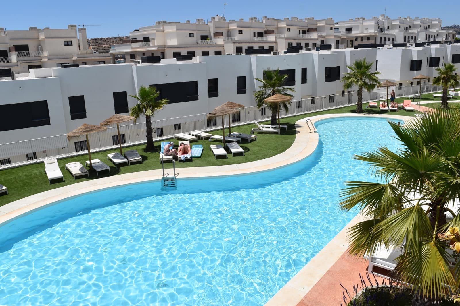 4 makuuhuone Omakotitalo myytävänä paikassa La Cala de Mijas mukana uima-altaan 
autotalli - 850 000 € (Ref: 9868061)