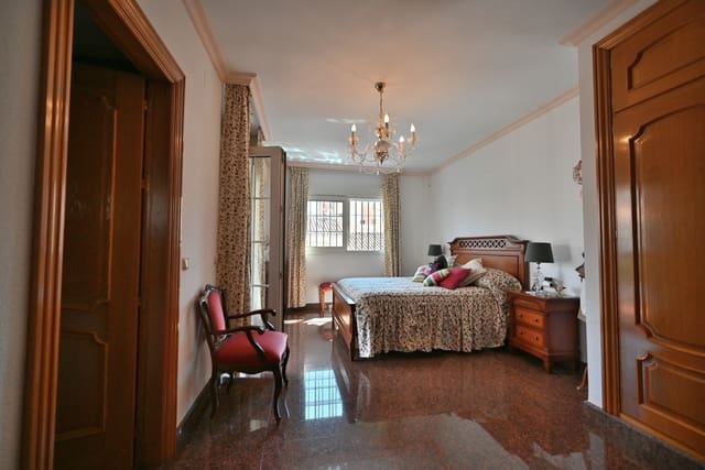 5 makuuhuone Omakotitalo myytävänä paikassa Fuengirola - 895 000 € (Ref: 9868063)