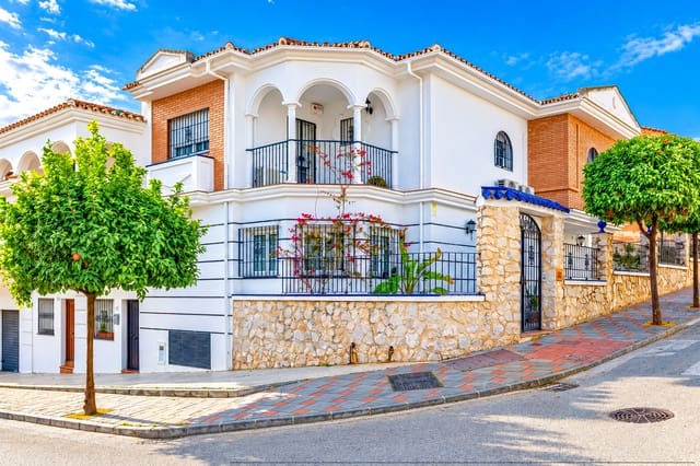 5 makuuhuone Omakotitalo myytävänä paikassa Fuengirola mukana 
autotalli - 895 000 € (Ref: 9868063)