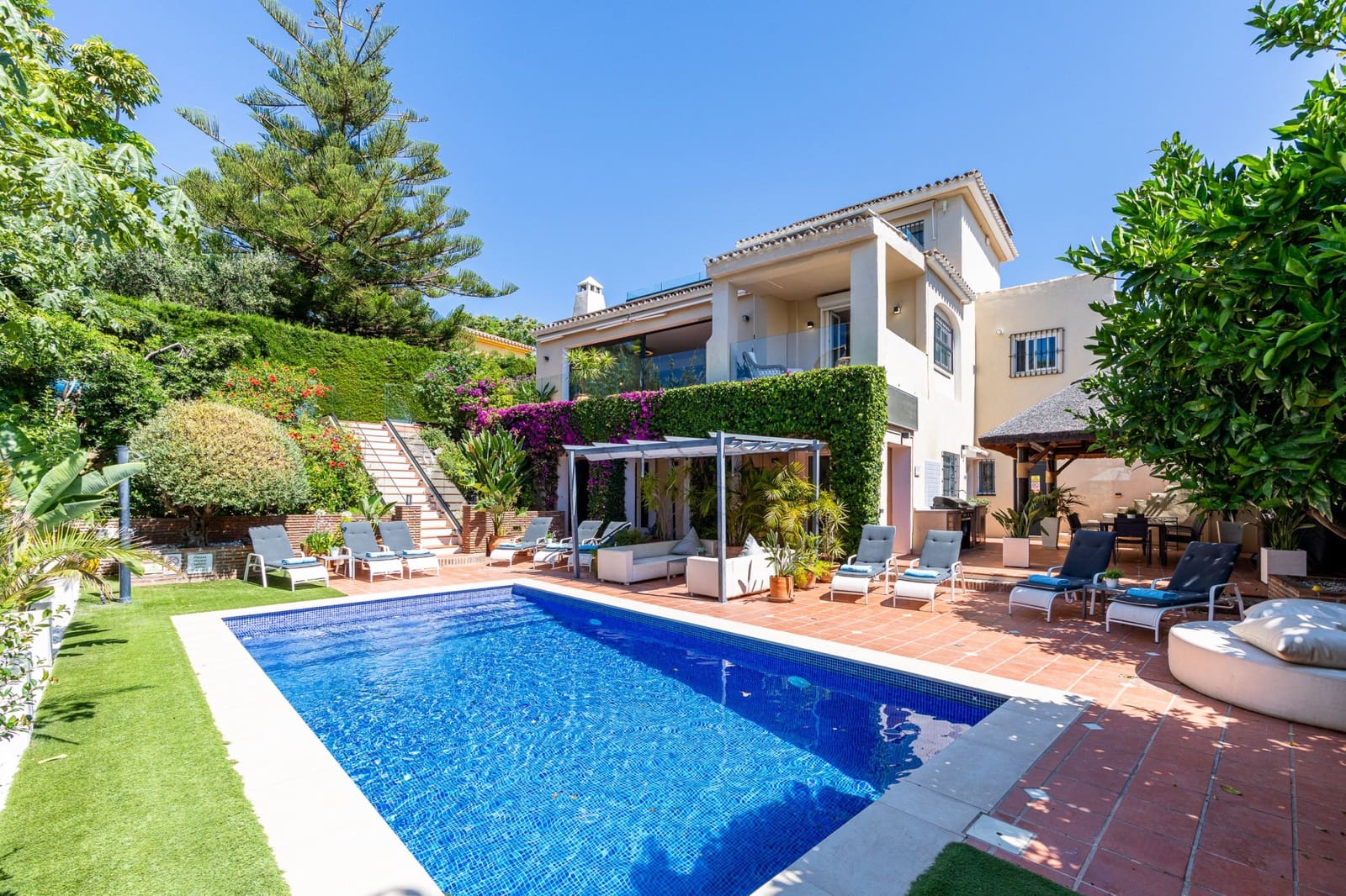 6 soverom Villa til salgs i Calahonda med svømmebasseng garasje - € 1 490 000 (Ref: 9891528)