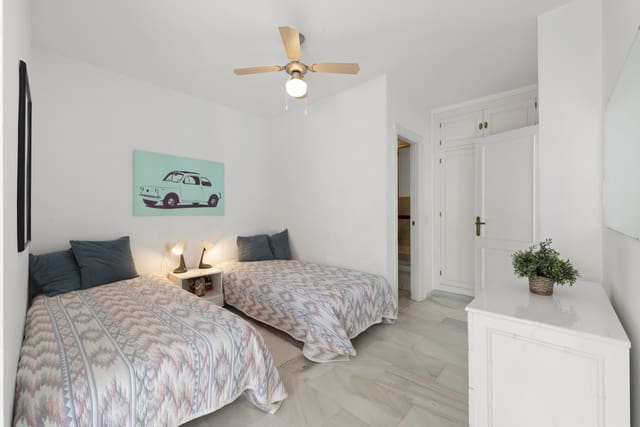 2 makuuhuone Omakotitalo myytävänä paikassa Torrequebrada, Benalmádena mukana uima-altaan 
autotalli - 465 000 € (Ref: 9898609)