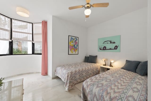 2 makuuhuone Omakotitalo myytävänä paikassa Torrequebrada, Benalmádena mukana uima-altaan 
autotalli - 465 000 € (Ref: 9898609)