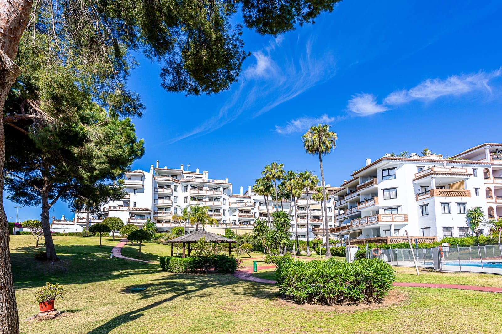 Apartamento de 2 habitaciones en Calahonda en venta con piscina garaje - 350.000 € (Ref: 9923122)