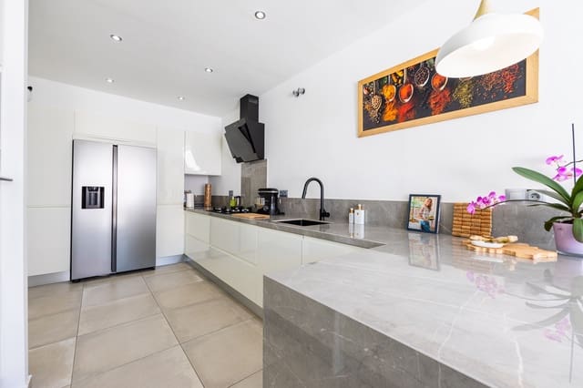 4 soverom Hus til salgs i Calahonda, Mijas med svømmebasseng garasje - € 585 000 (Ref: 9923123)