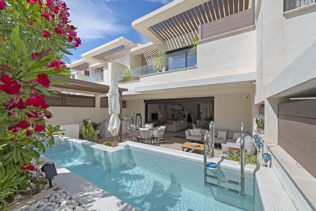 Casa de 4 habitaciones en La Cala de Mijas, Mijas en venta con piscina garaje - 999.000 € (Ref: 9932670)