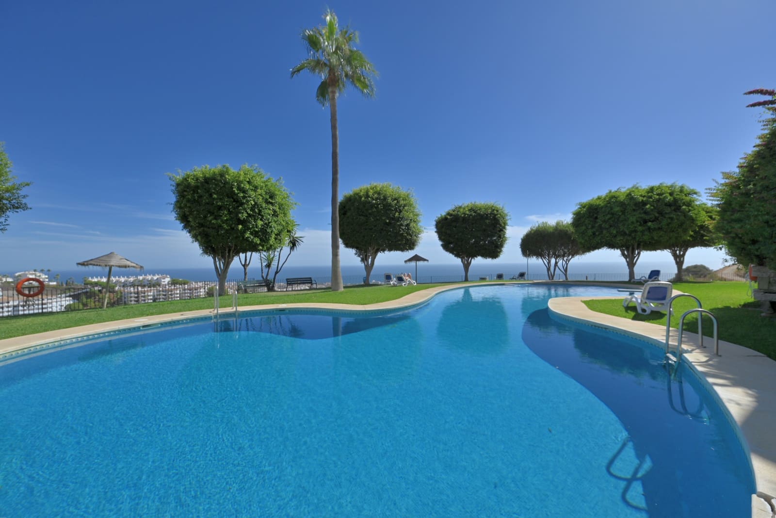 2 soveværelse Lejlighed til salg i Calahonda med swimmingpool garage - € 295.000 (Ref: 9950879)