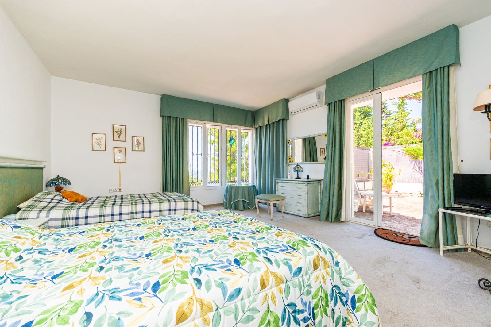 9 chambre Villa/Maison à vendre à El Chaparral avec piscine garage - 1 900 000 € (Ref: 9958952)