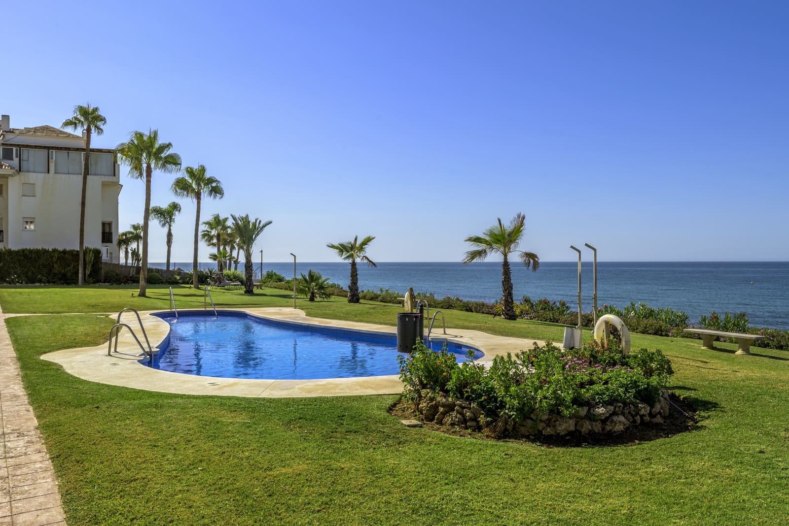 Ático de 2 habitaciones en Calahonda en venta con piscina - 799.000 € (Ref: 9961829)