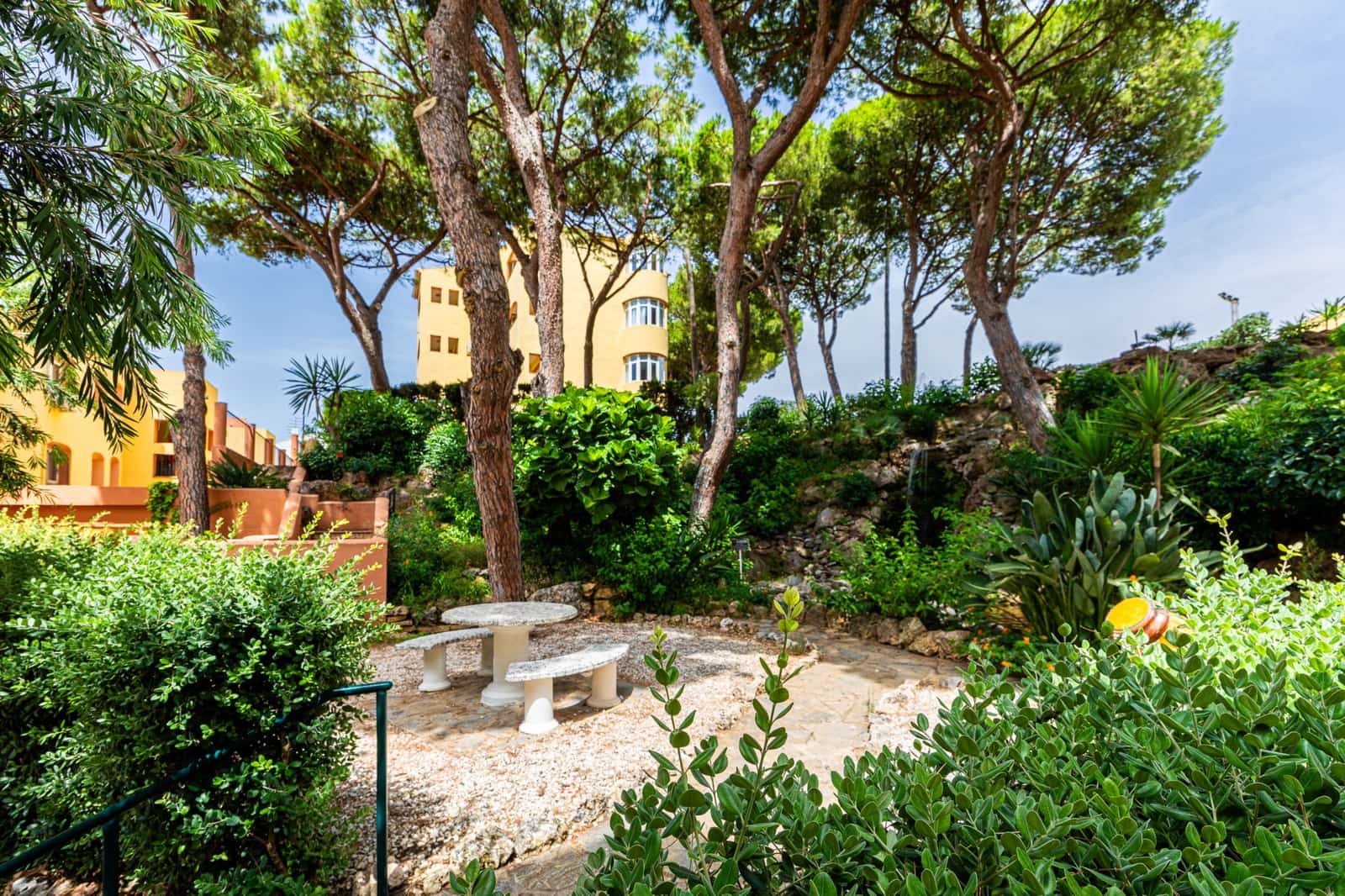 Apartamento de 2 habitaciones en Calahonda en venta con piscina - 425.000 € (Ref: 9974531)