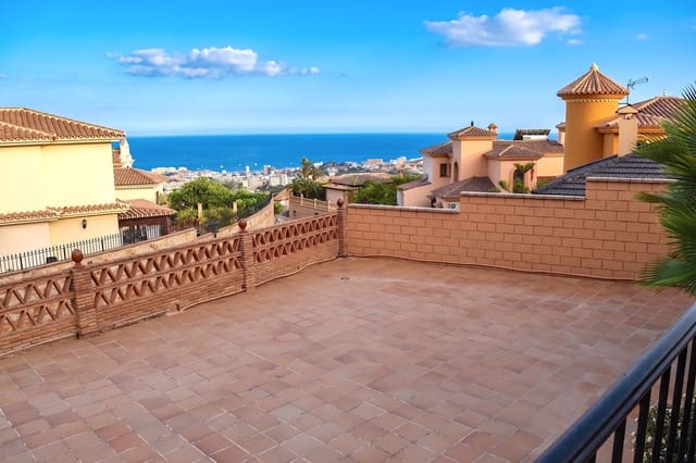 Chalet de 3 habitaciones en Benalmádena en venta con piscina garaje - 750.000 € (Ref: 9996504)