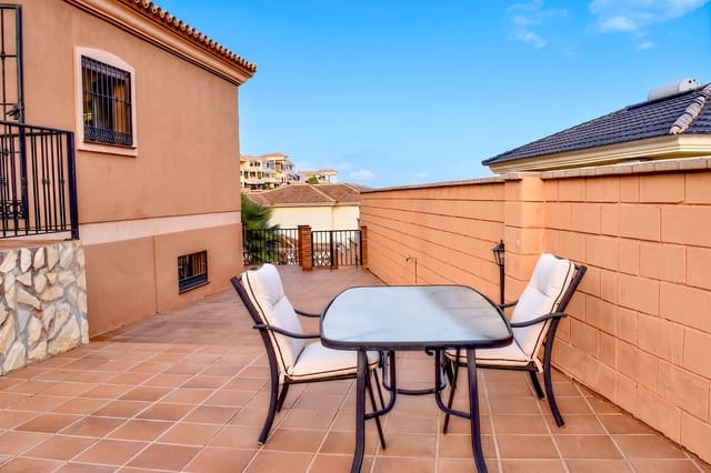 Chalet de 3 habitaciones en Benalmádena en venta con piscina garaje - 750.000 € (Ref: 9996504)