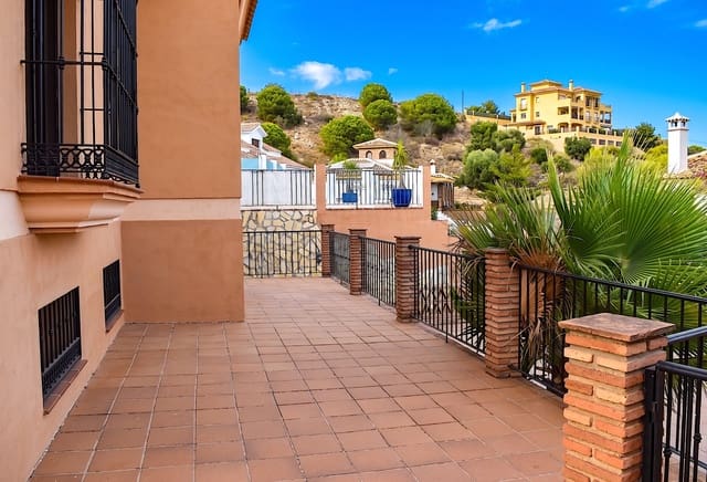Chalet de 3 habitaciones en Benalmádena en venta con piscina garaje - 750.000 € (Ref: 9996504)