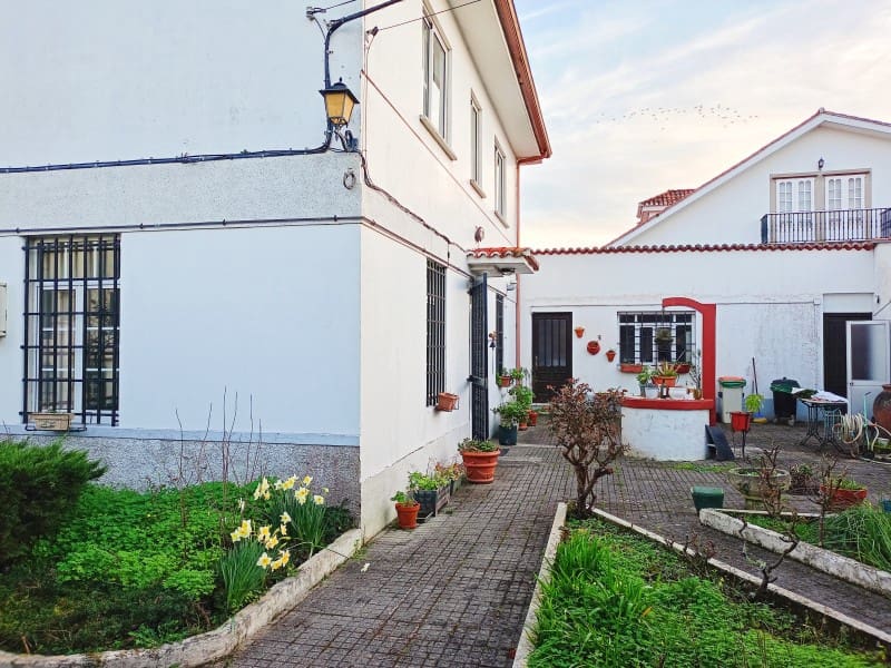 5 bedroom Villa for sale in Ferrol with garage - € 278,000 (Ref: 8244260)