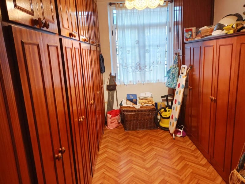 5 bedroom Villa for sale in Ferrol with garage - € 278,000 (Ref: 8244260)