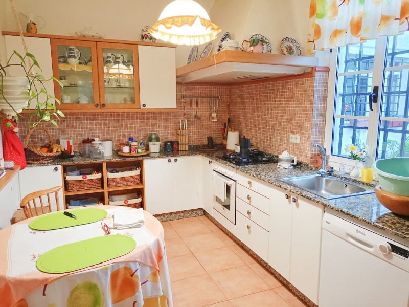 5 bedroom Villa for sale in Ferrol with garage - € 278,000 (Ref: 8244260)
