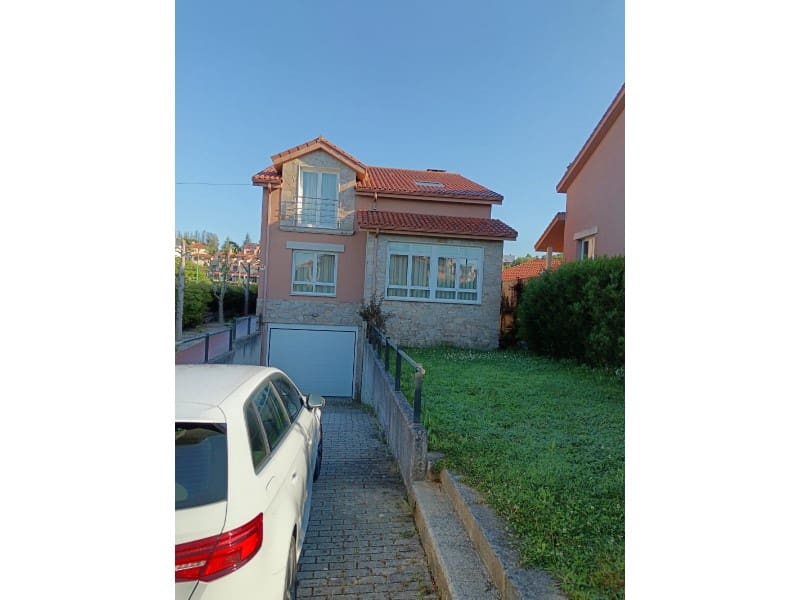 4 bedroom Villa for sale in Mino with garage - € 550,000 (Ref: 9001361)