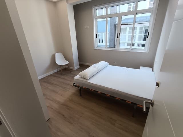 7 sypialnia Mieszkanie do wynajęcia w Ferrol - 1 500 € (Ref: 9440043)