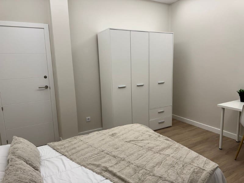 7 bedroom Flat for rent in Ferrol - € 1,900 (Ref: 9440043)