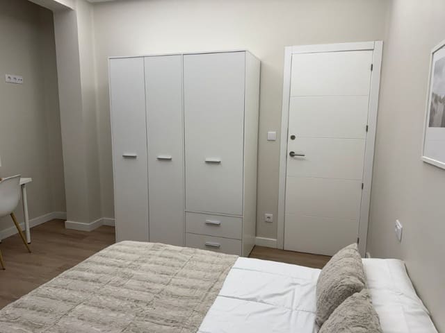 7 sypialnia Mieszkanie do wynajęcia w Ferrol - 1 900 € (Ref: 9440043)
