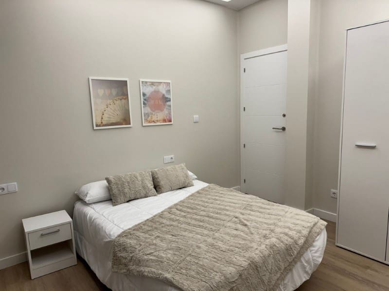 7 bedroom Flat for rent in Ferrol - € 1,900 (Ref: 9440043)